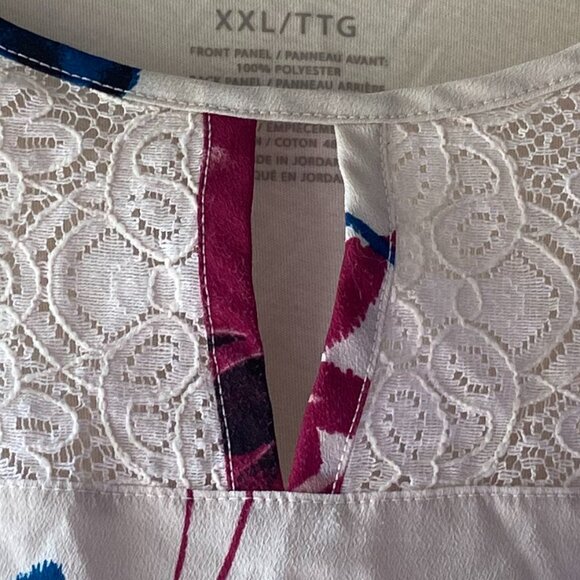 Gently Used Van Heusen Floral 3/4 Sleeve Blouse w/ Lace Yoke & Keyhole- Size XXL - Picture 8 of 8